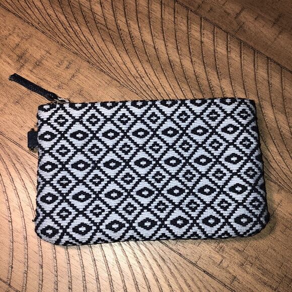 NWOT 7x4.5” Woven Denim Beach Clutch by Chico’s Blue Stripe lining Denim pull. - Picture 9 of 9